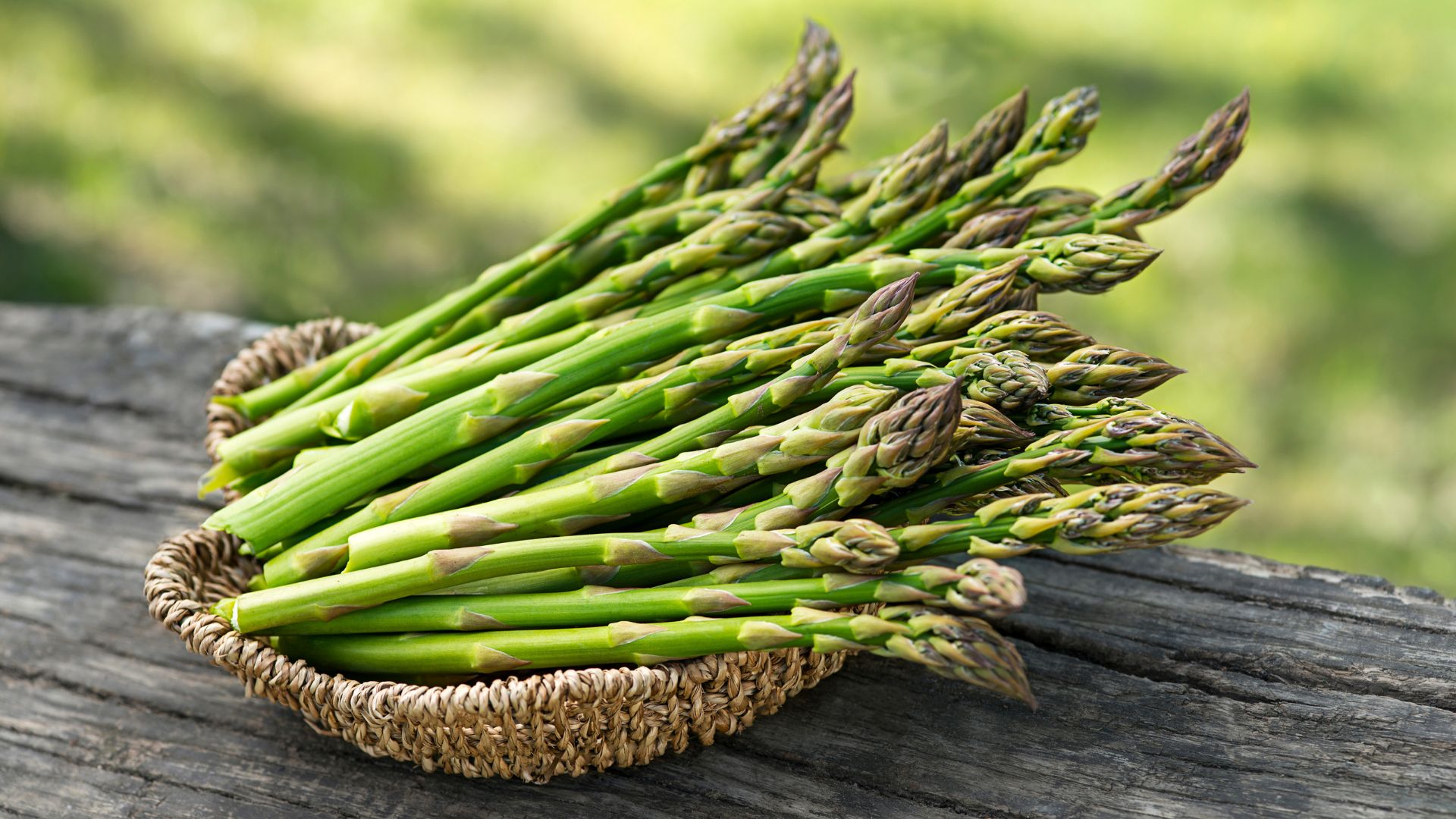 https://agriexotic.com/wp-content/uploads/2022/07/fresh-asparagus.jpg